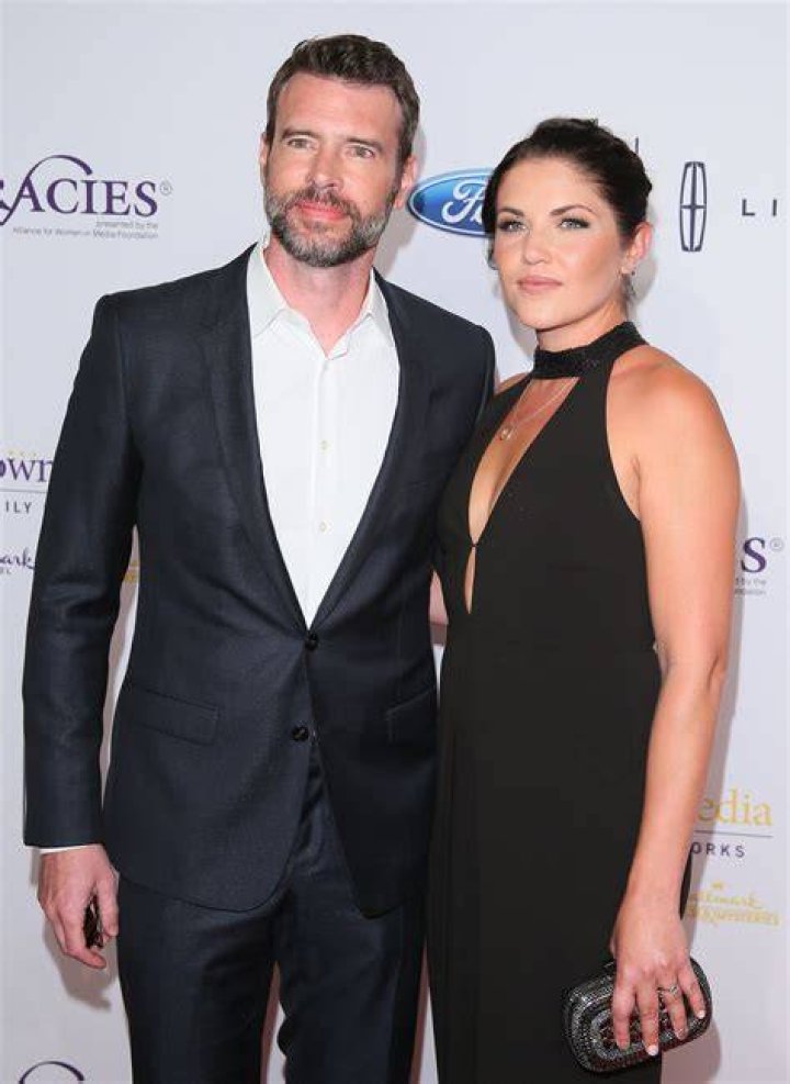 Scott Foley with his wife Marika Dominczyk and kids Scott Foley with his wife Marika Dominczyk and kids